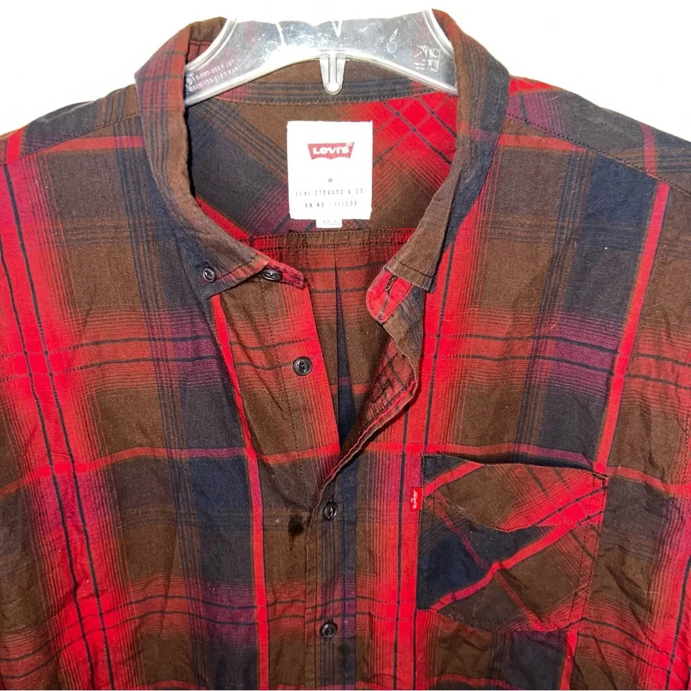 Levi’s Men’s Red Plaid Button Down Size Medium